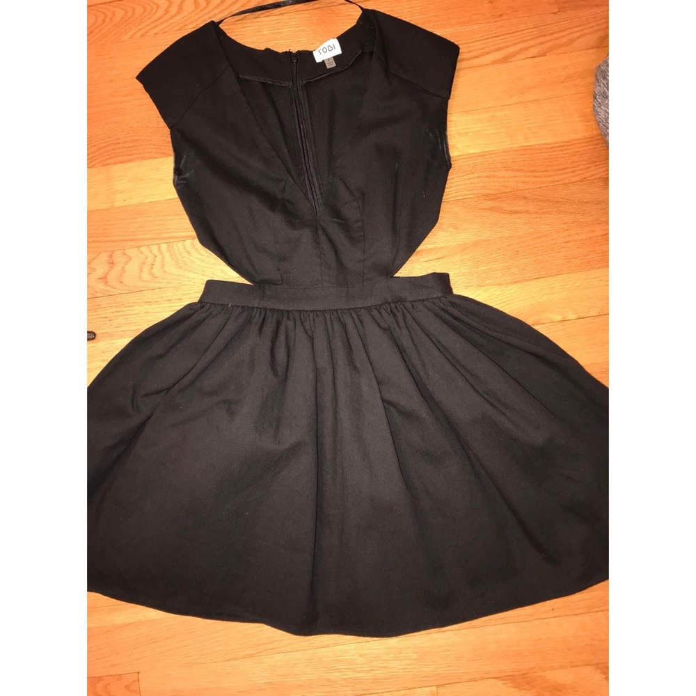 Super cute little black dress!